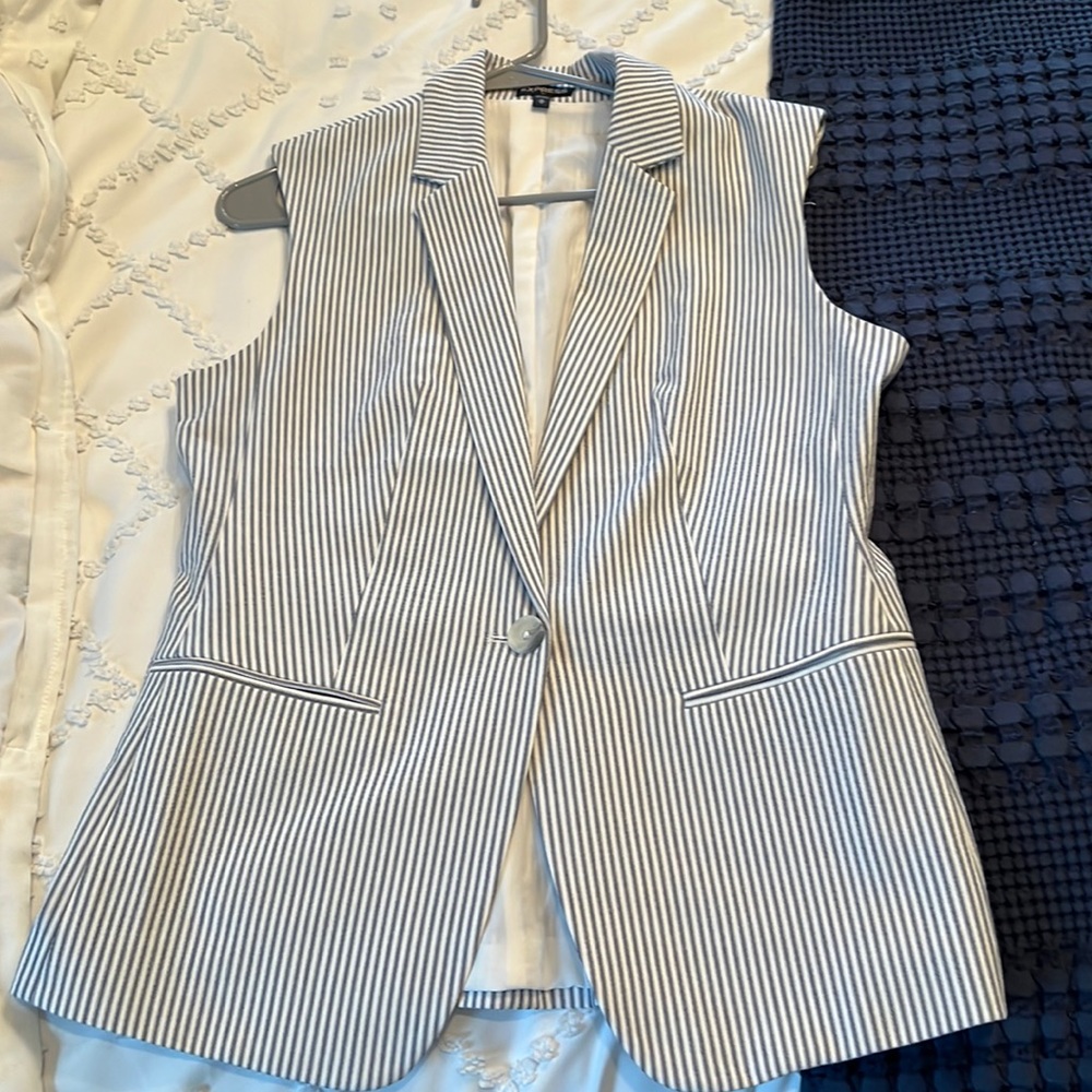 Express Women’s Size Medium EUC Sleeveless blazer jacket with button.